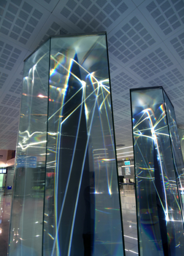 04 CARLO BERNARDINI, LIGHT WAVES 2008; Glass prisms, optic fibers, olf surface, videoprojection, sound; feet h 13x31x7. Brindisi, Aeroporto del Salento.