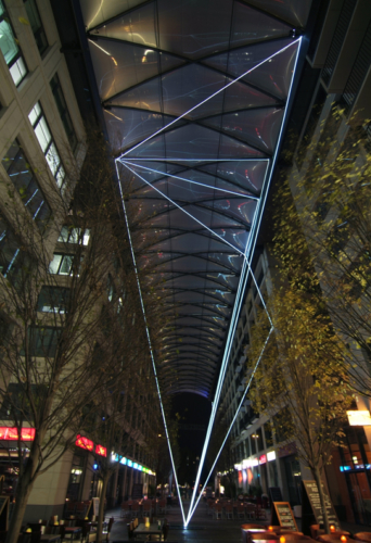 09 Carlo Bernardini, Suspended Crystallization 2010; optic fibers installation, feet h 91x77x66. Artlight Festival, CityQuartier Domaquarèe, Berlin.