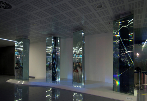 09 CARLO BERNARDINI, Light Waves 2008, Glass prisms, optic fibers, olf surface, videoprojection, sound; feet h 13x31x7. Brindisi; Aeroporto del Salento.