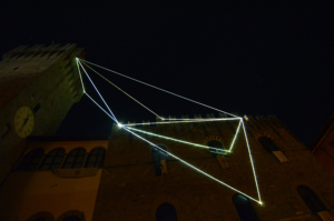 30 Carlo Bernardini Il respiro del vuoto, 2014 Fibra ottica, mt h 35 x 20 x 8. Icastica 2014, Piazza della Libertà, Arezzo