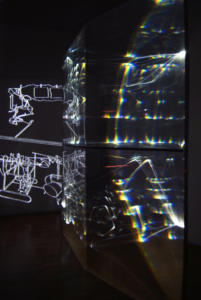 04 CARLO BERNARDINI, Fantasma di Duchamp 2009, Fibre ottiche, plexiglass, superficie OLF e videoproiezione, cm h 262x138x40; Museo d’arte, Villa Ciani, Lugano.