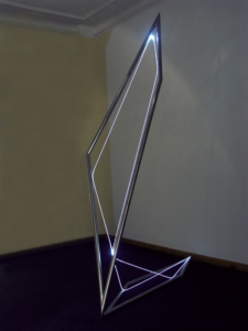 36 CARLO BERNARDINI, Space Drawing 2006, Fibre ottiche e acciaio inox, cm h 250x160x45. Light On, Galleria Artiscope, Bruxelles.